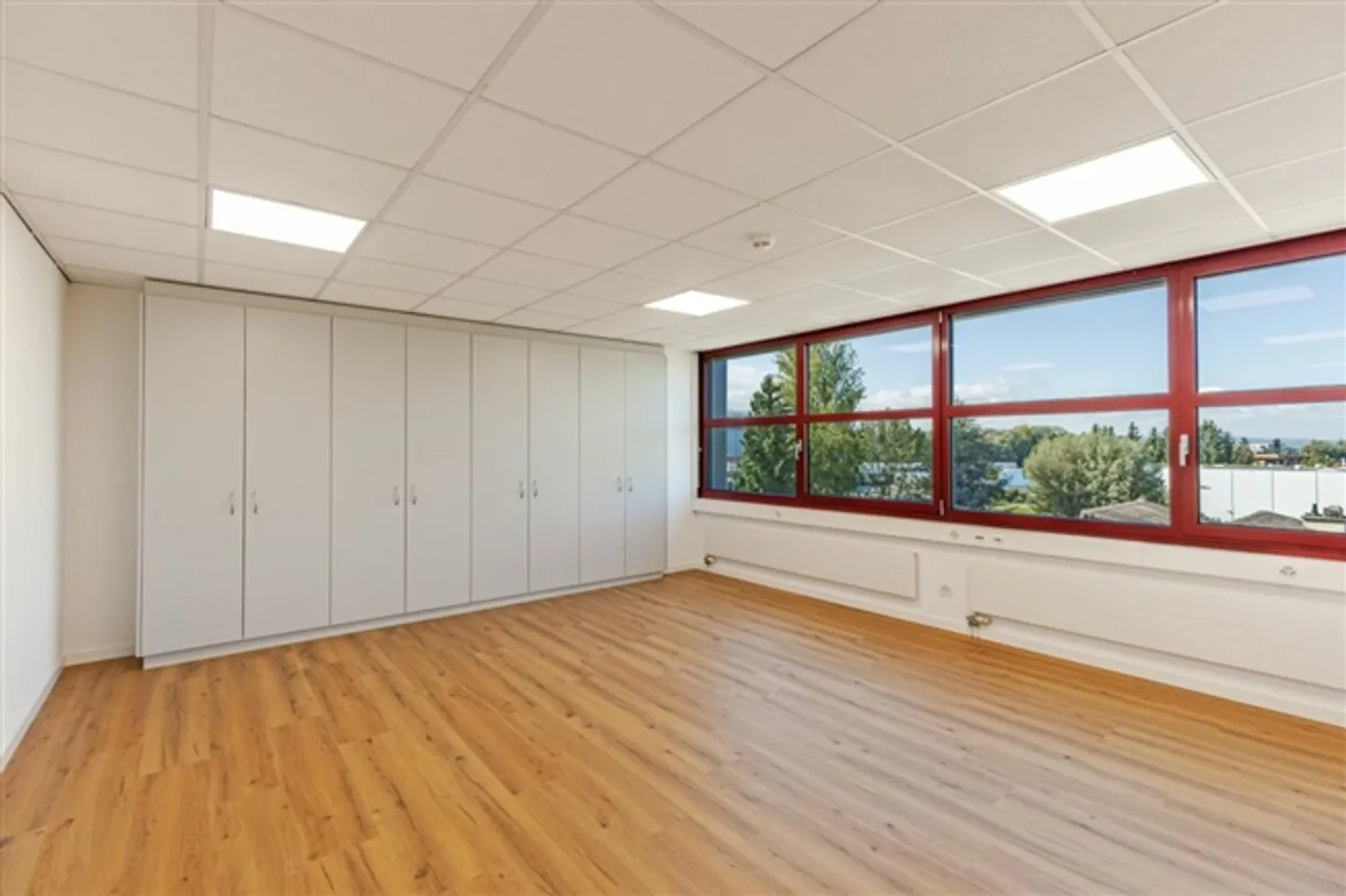 Spacious Office with 40 m² in Staad - Photo 2 of 8