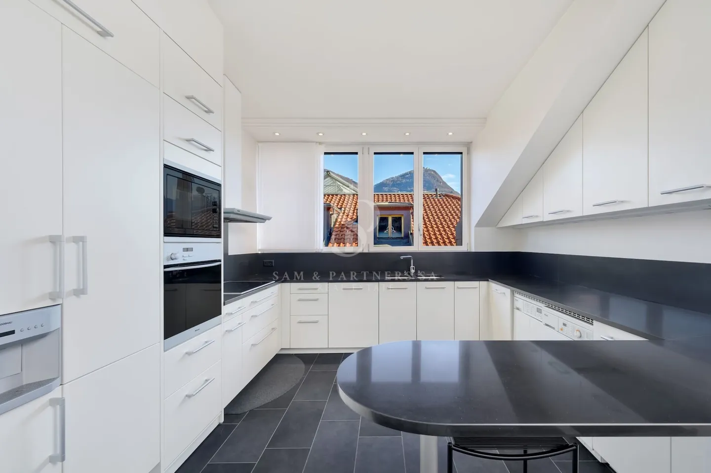 Exclusive Penthouse in the Heart of the City - Photo 7 of 16