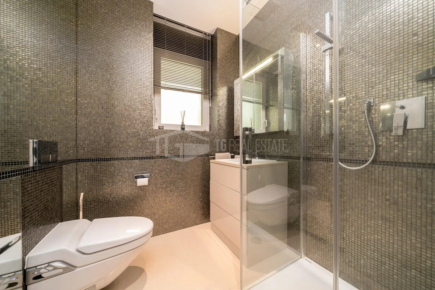 Elegant Luxury Penthouse with Panoramic Lake View - Photo 11 of 13