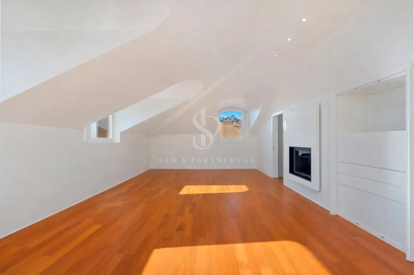 Exclusive Penthouse in the Heart of the City - Photo 5 of 16