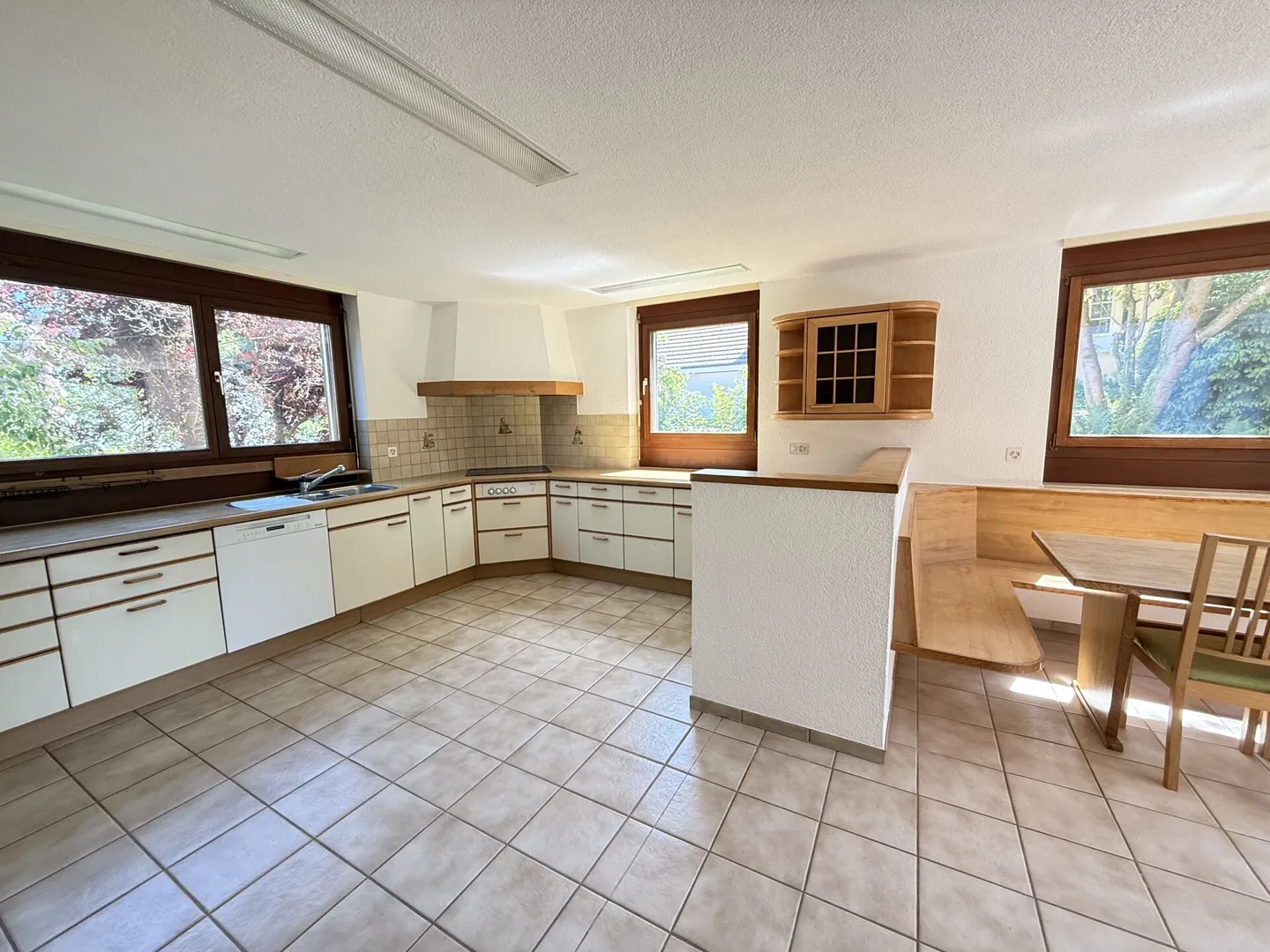 Spacious 9.5-Room Family Home with Over 400 m² of Living Space and Exceptional Privacy - Photo 4 of 6