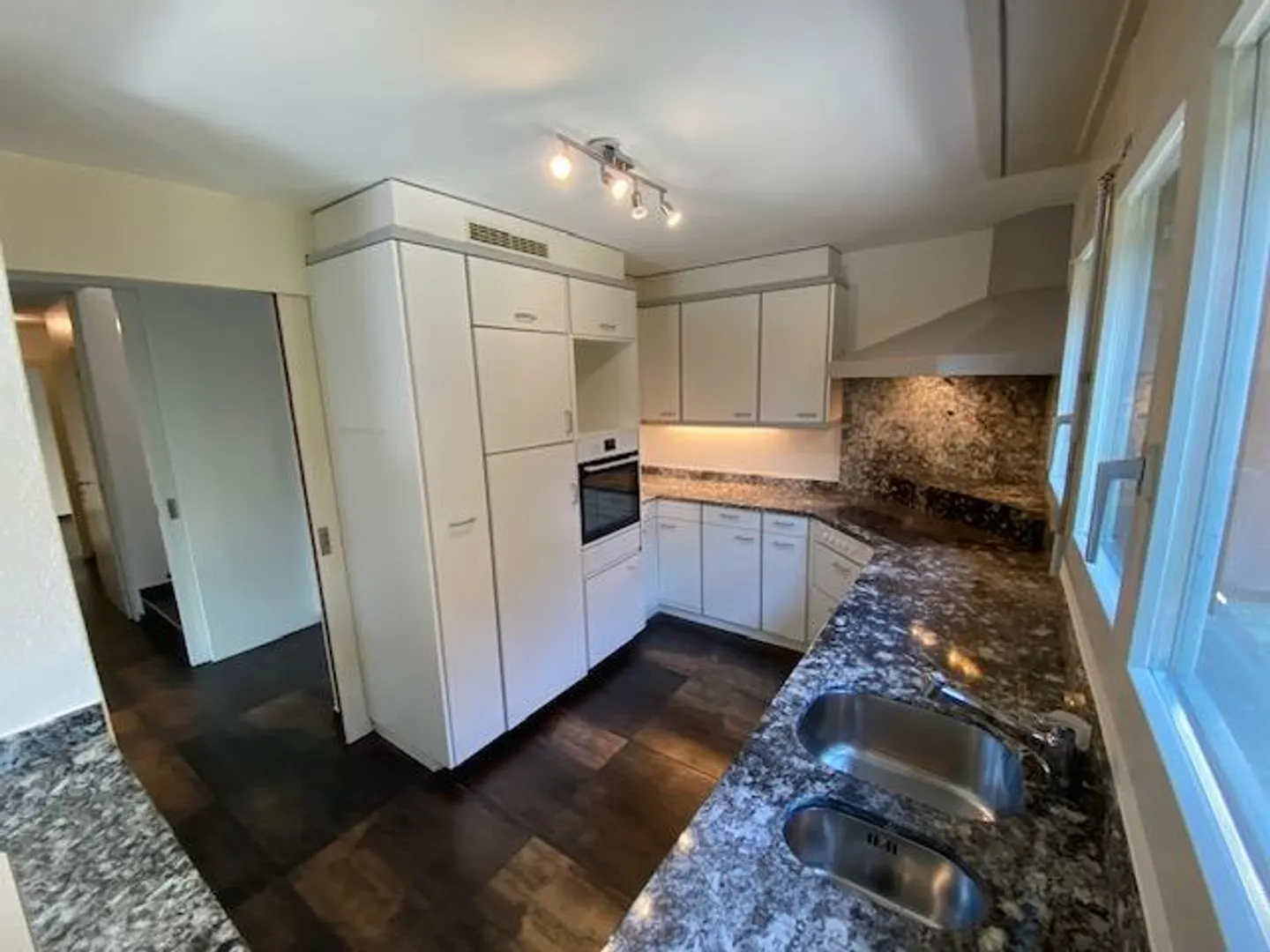 6½-Zimmer-Reiheneinfamilienhaus im Zentrum von Unterseen - Foto 7 di 29