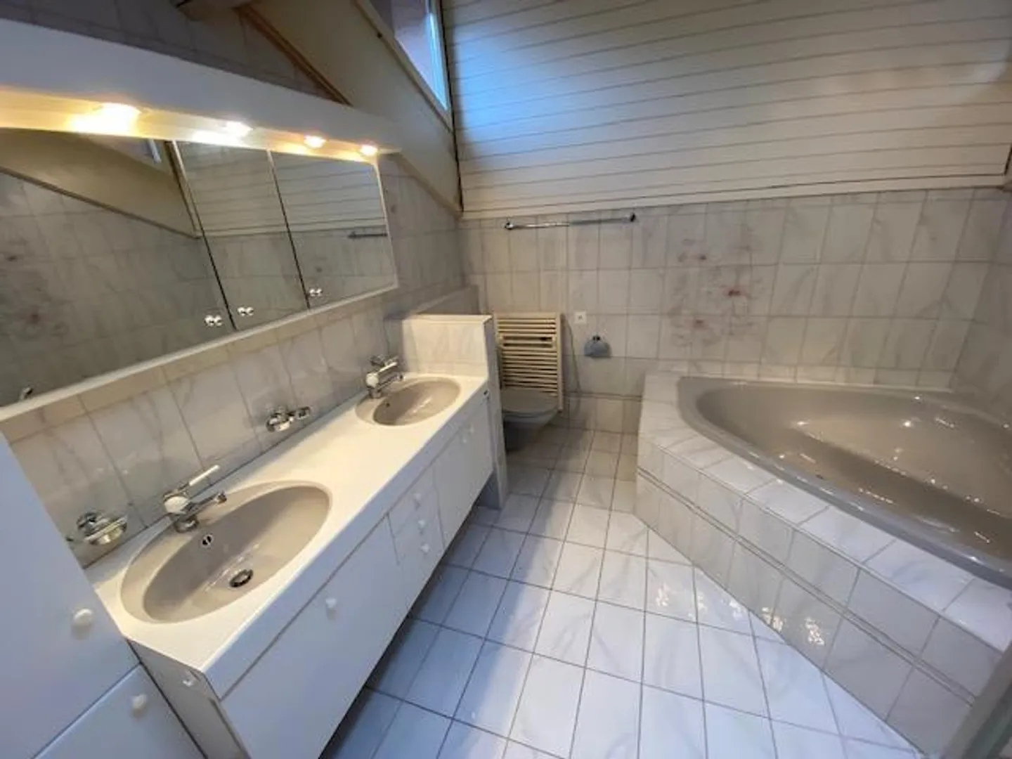 6½-Zimmer-Reiheneinfamilienhaus im Zentrum von Unterseen - Foto 21 di 29