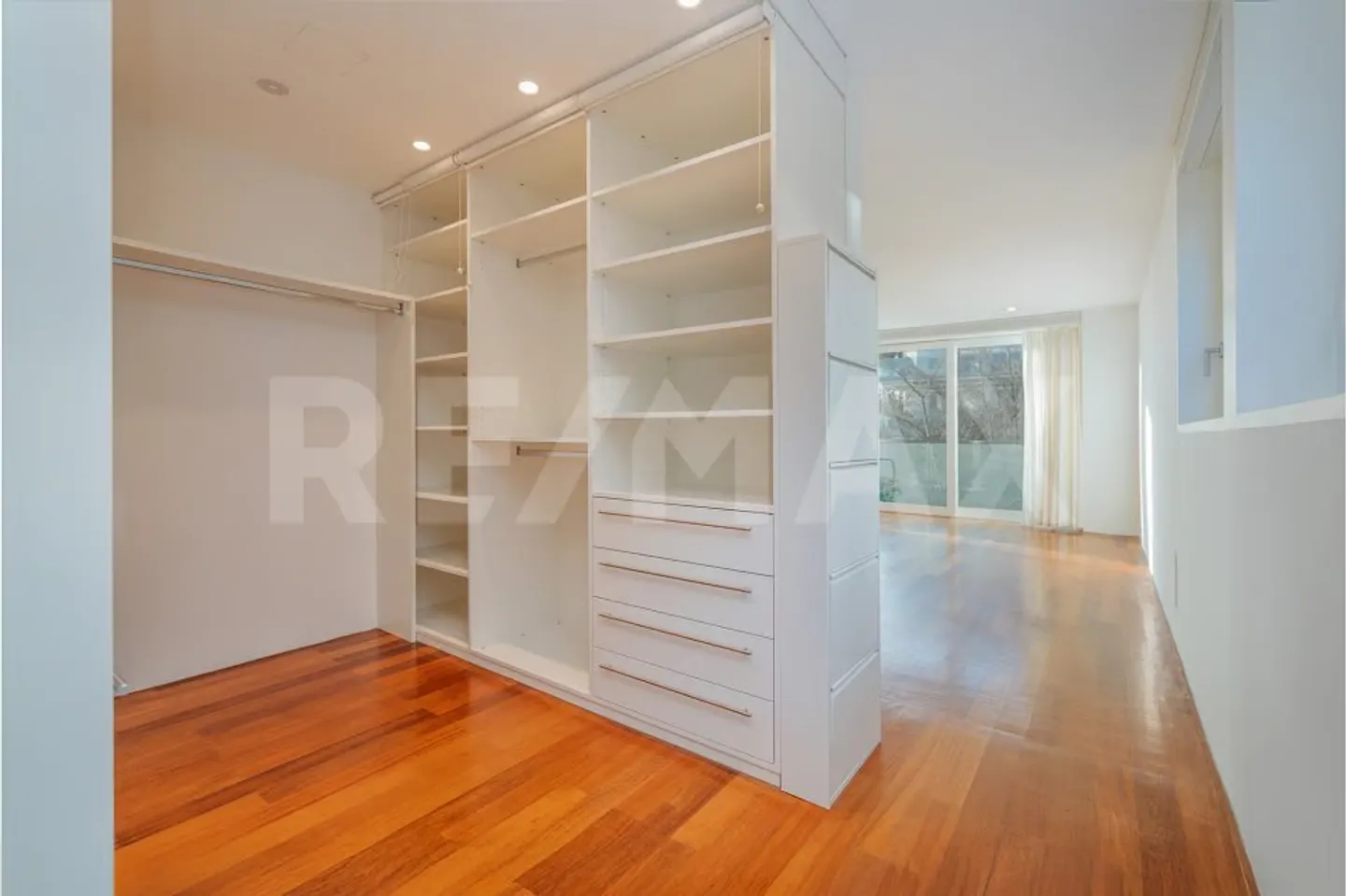 Timeless Elegance at Zürichberg - Exclusive Living in the Renowned Forsterpark - Photo 3 of 13