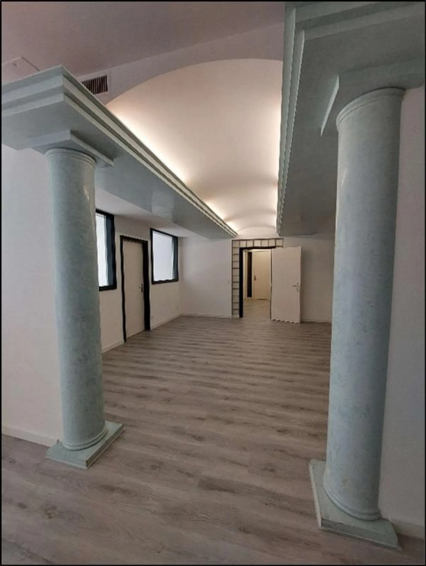 BUREAU 6 PIÈCES (217 m²) AVEC SPLENDIDE VUE SUR LE LAC - Photo 6 sur 8