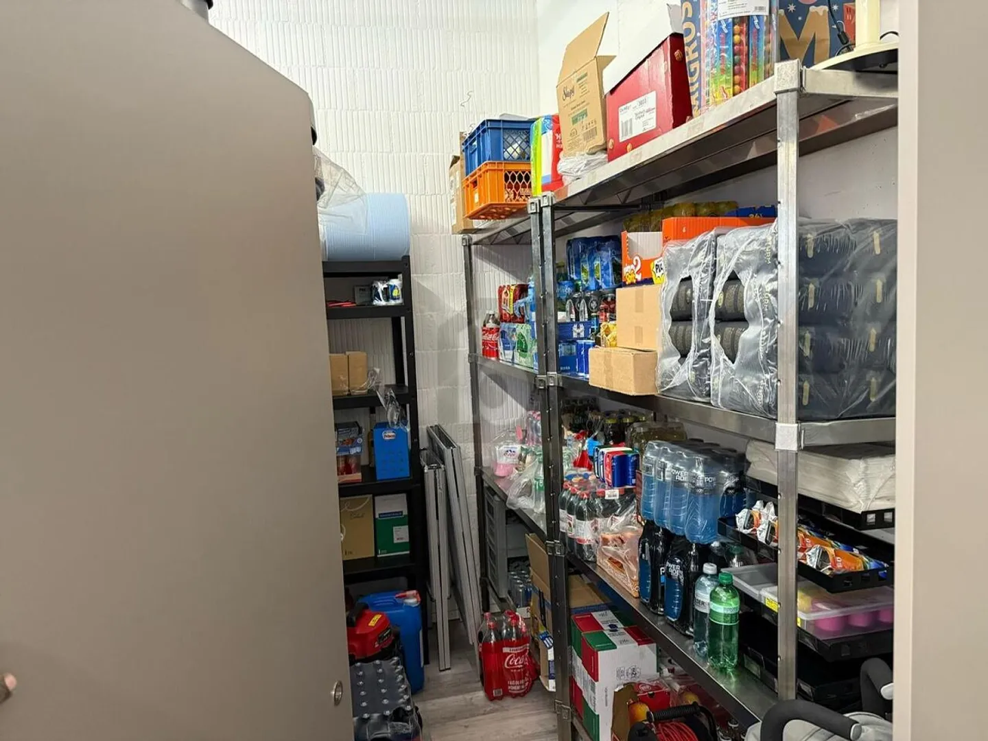 KIOSK - MODERNO E LUMINOSO IN UNA POSIZIONE FREQUENTATA - Foto 4 di 5