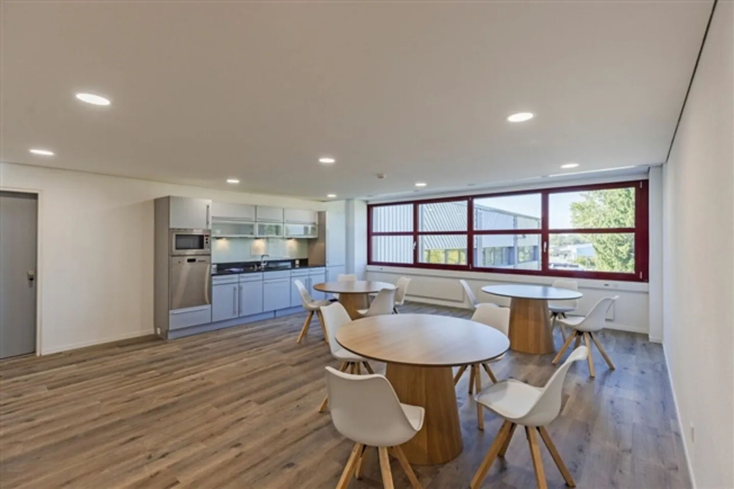 Bright Single Office in Staad - Photo 4 of 6