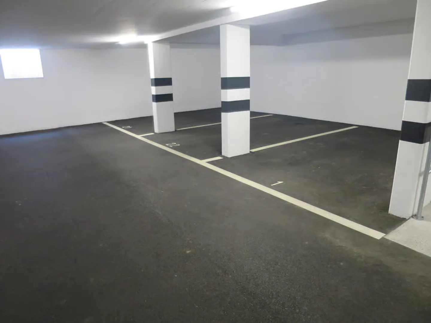 Place de parc avec borne - Photo 2 sur 3