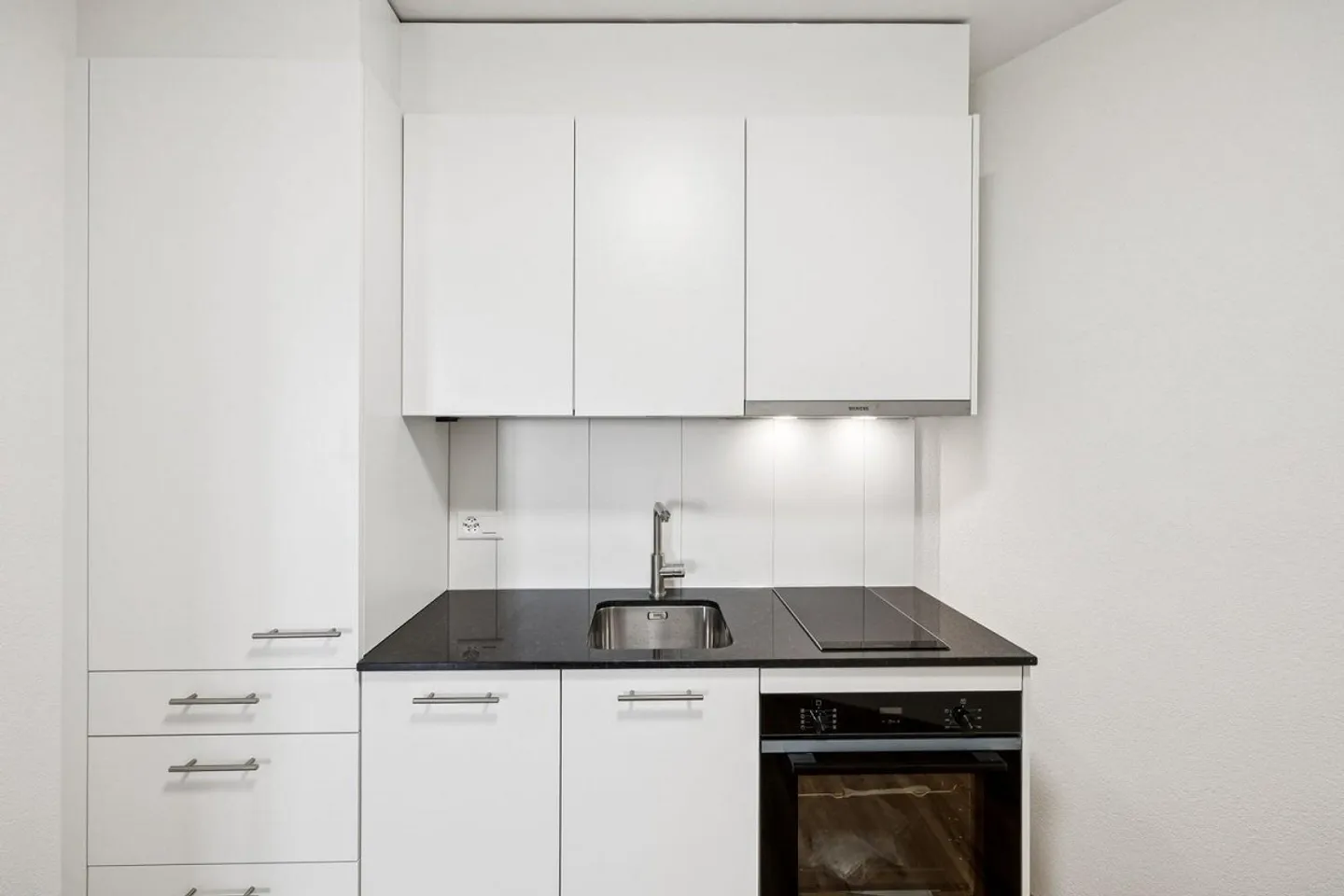 Studio 1.5 pièces récemment rénové au rez-de-chaussée, situé au centre de Bienne - Photo 1 sur 10