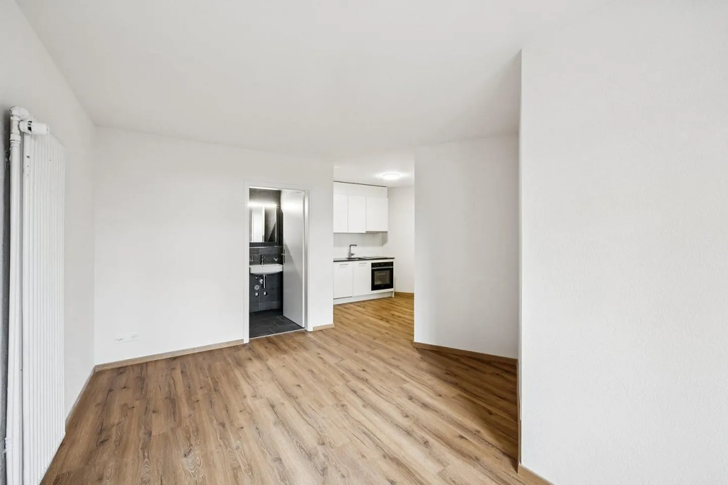 Studio 1.5 pièces récemment rénové au rez-de-chaussée, situé au centre de Bienne - Photo 2 sur 10