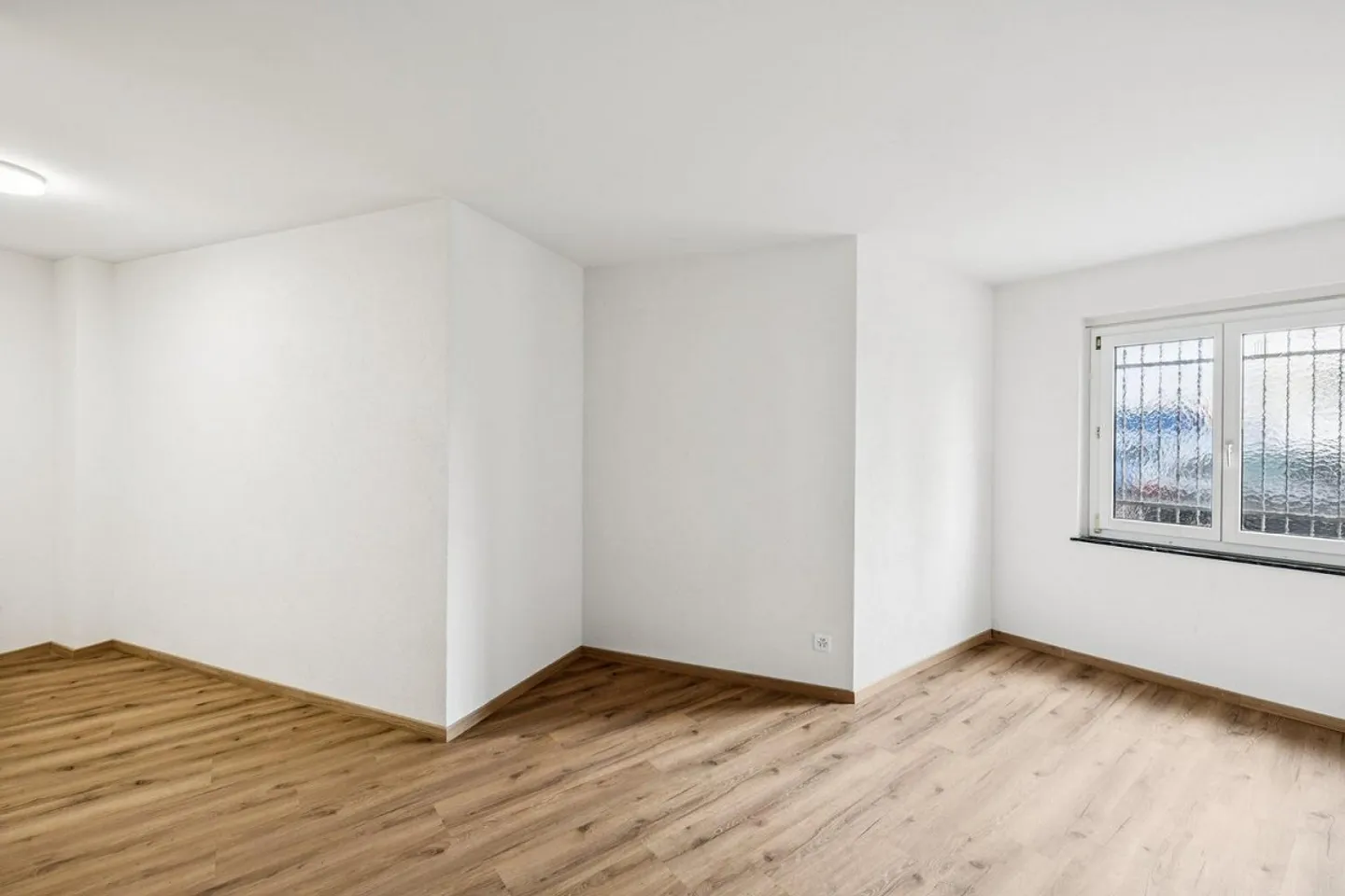 Studio 1.5 pièces récemment rénové au rez-de-chaussée, situé au centre de Bienne - Photo 3 sur 10