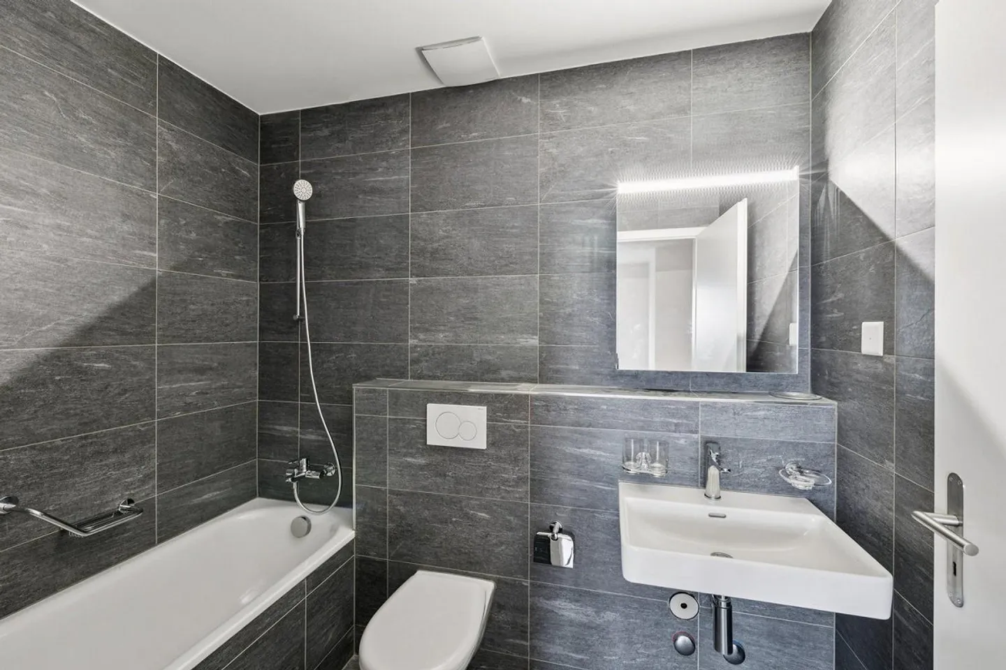 Studio 1.5 pièces récemment rénové au rez-de-chaussée, situé au centre de Bienne - Photo 6 sur 10