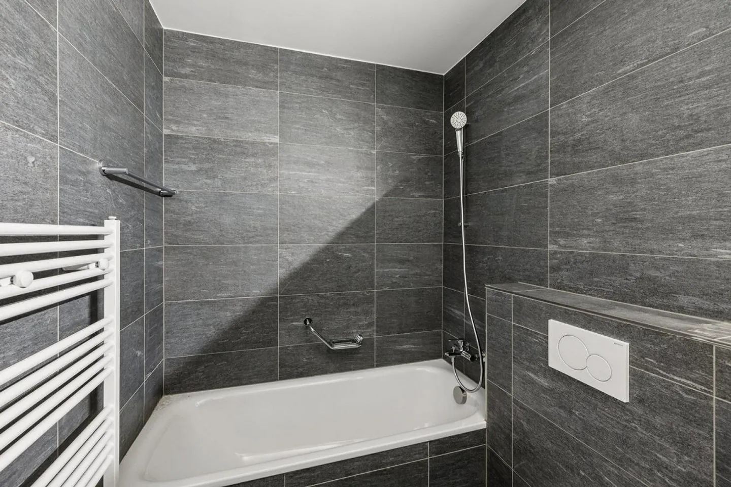 Studio 1.5 pièces récemment rénové au rez-de-chaussée, situé au centre de Bienne - Photo 7 sur 10