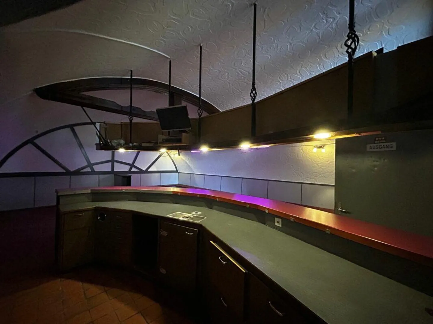 Bar culte / cave à bière / club / cave d'échantillon / salon de fléchettes, etc. - Photo 7 sur 10