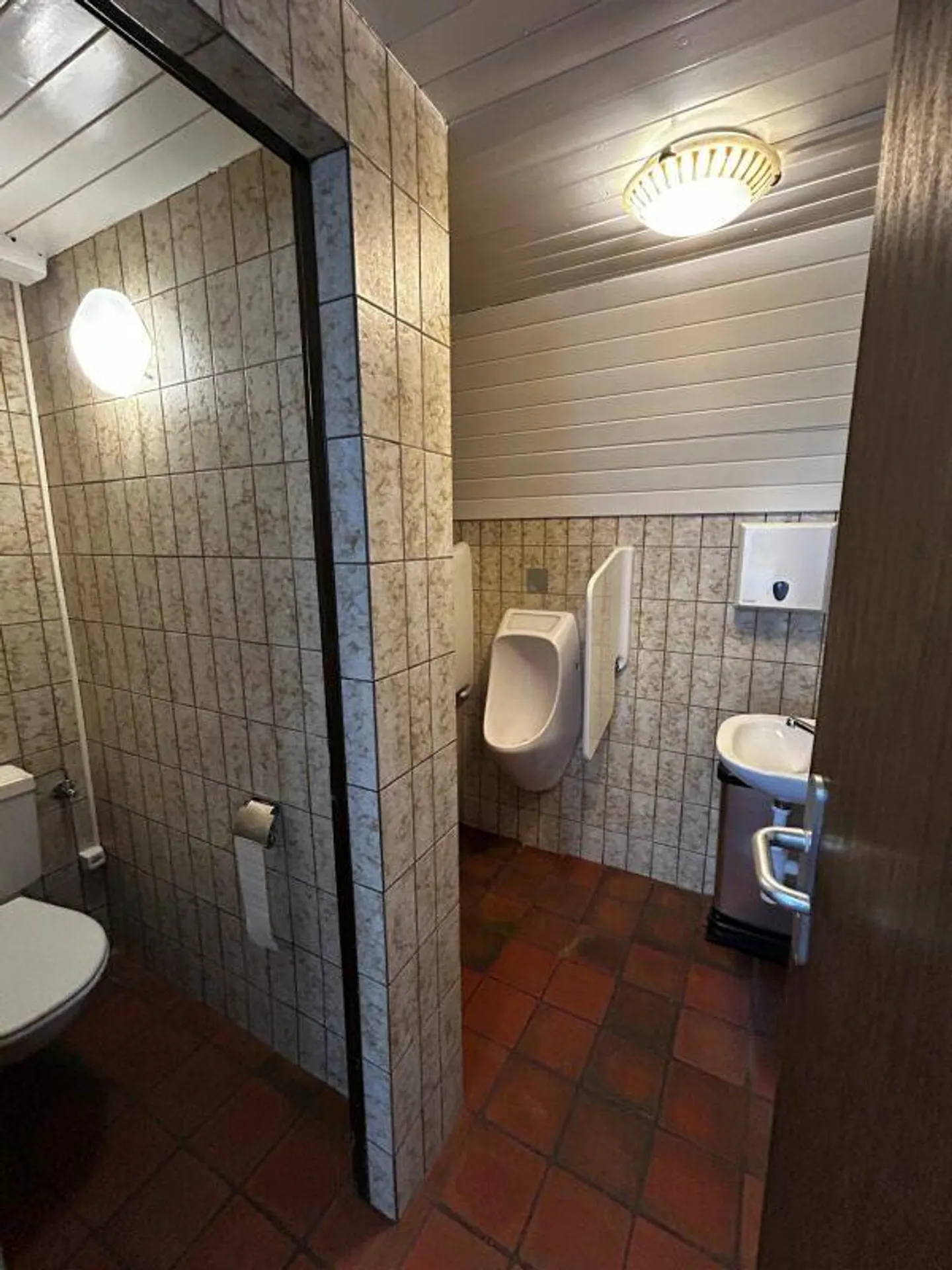 Bar culte / cave à bière / club / cave d'échantillon / salon de fléchettes, etc. - Photo 10 sur 10