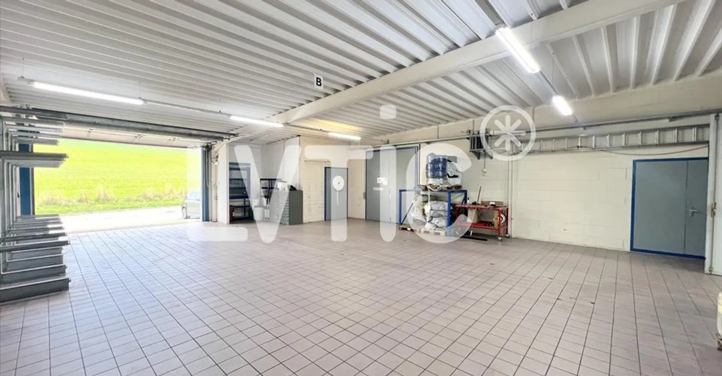 Edificio ad uso misto in affitto - Foto 2 di 12