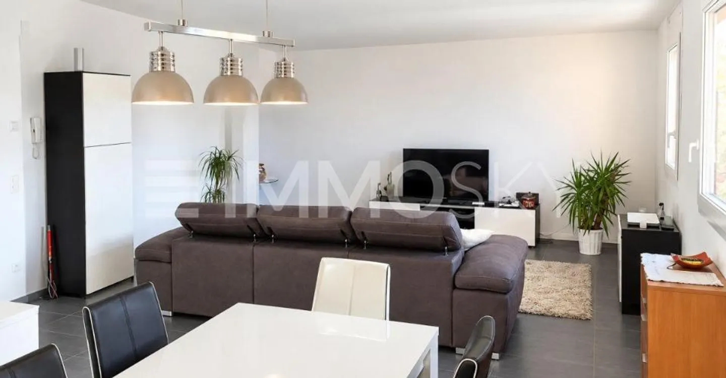 Welcoming and refined, excellent investment - Photo 1 of 2