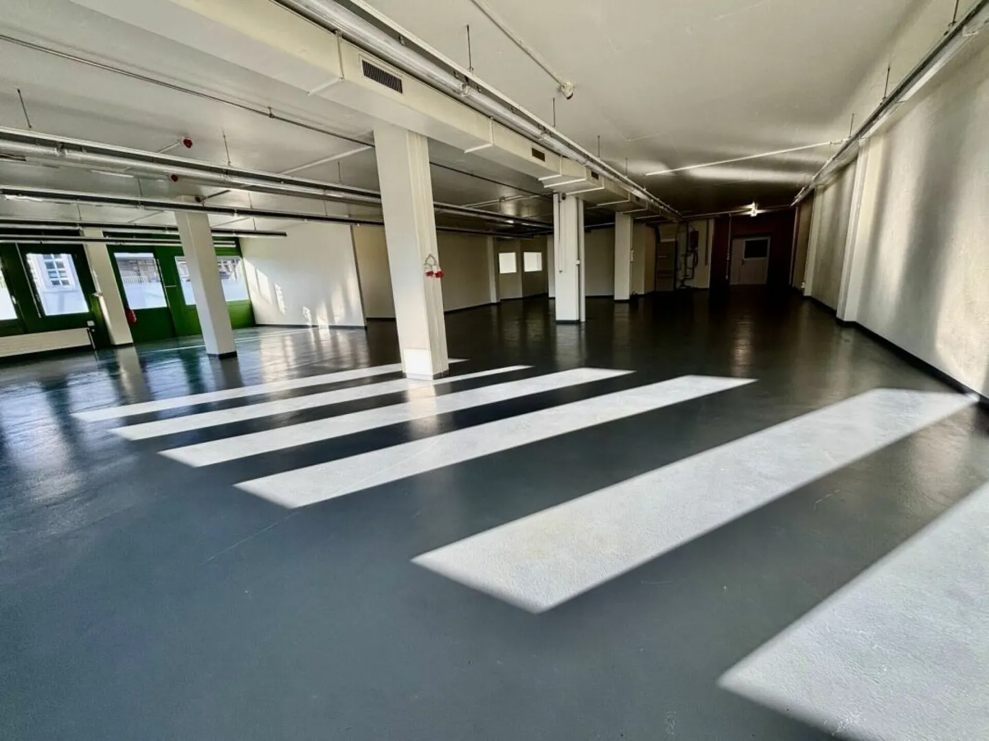 Büros, Gewerbeimmobilien, Werkstatt oder Laboratorien im Erdgeschoss von 350 bis 800 m2 - Foto 2 von 4