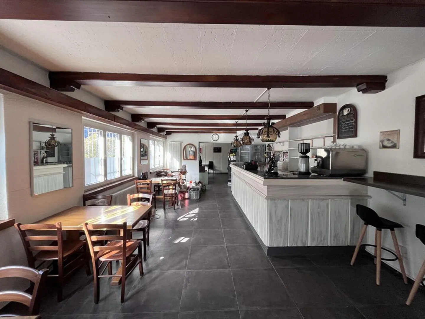 Stabile a reddito con ristorante, appartamenti e zona parcheggi con... - Foto 1 di 12