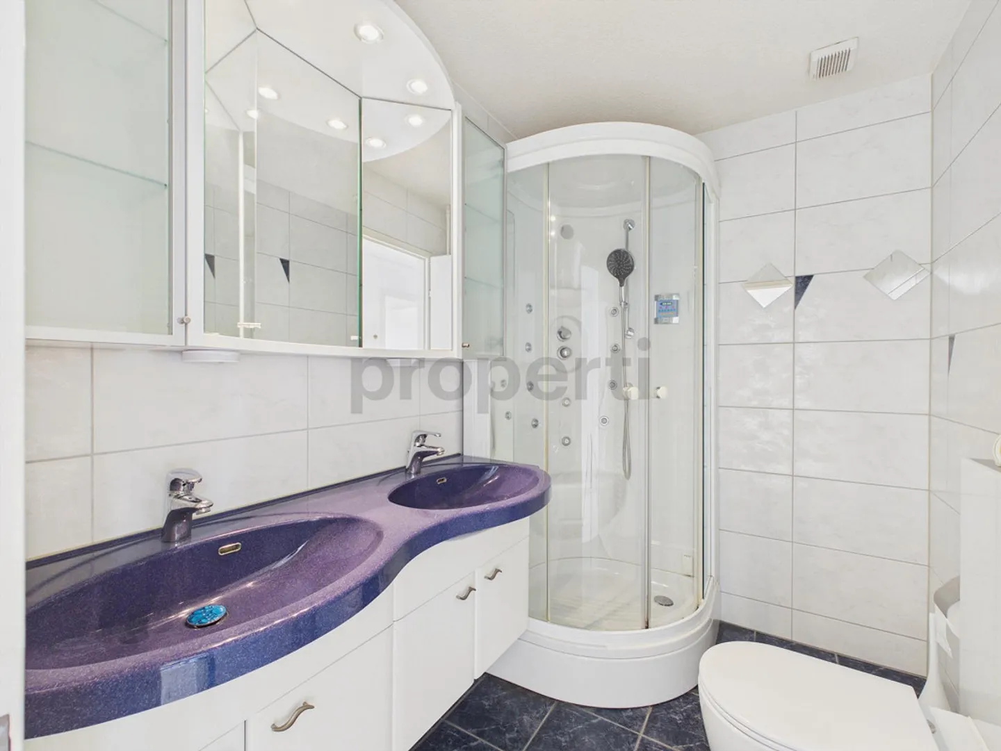 Living with a view – spacious home with three residential units ... - Photo 11 of 14