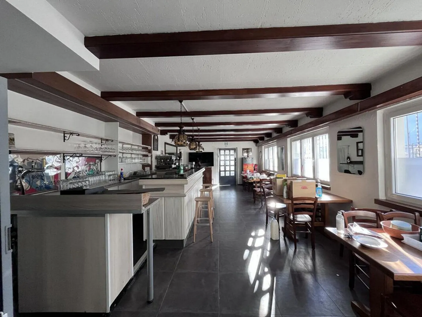 Stabile a reddito con ristorante, appartamenti e zona parcheggi con... - Foto 2 di 12