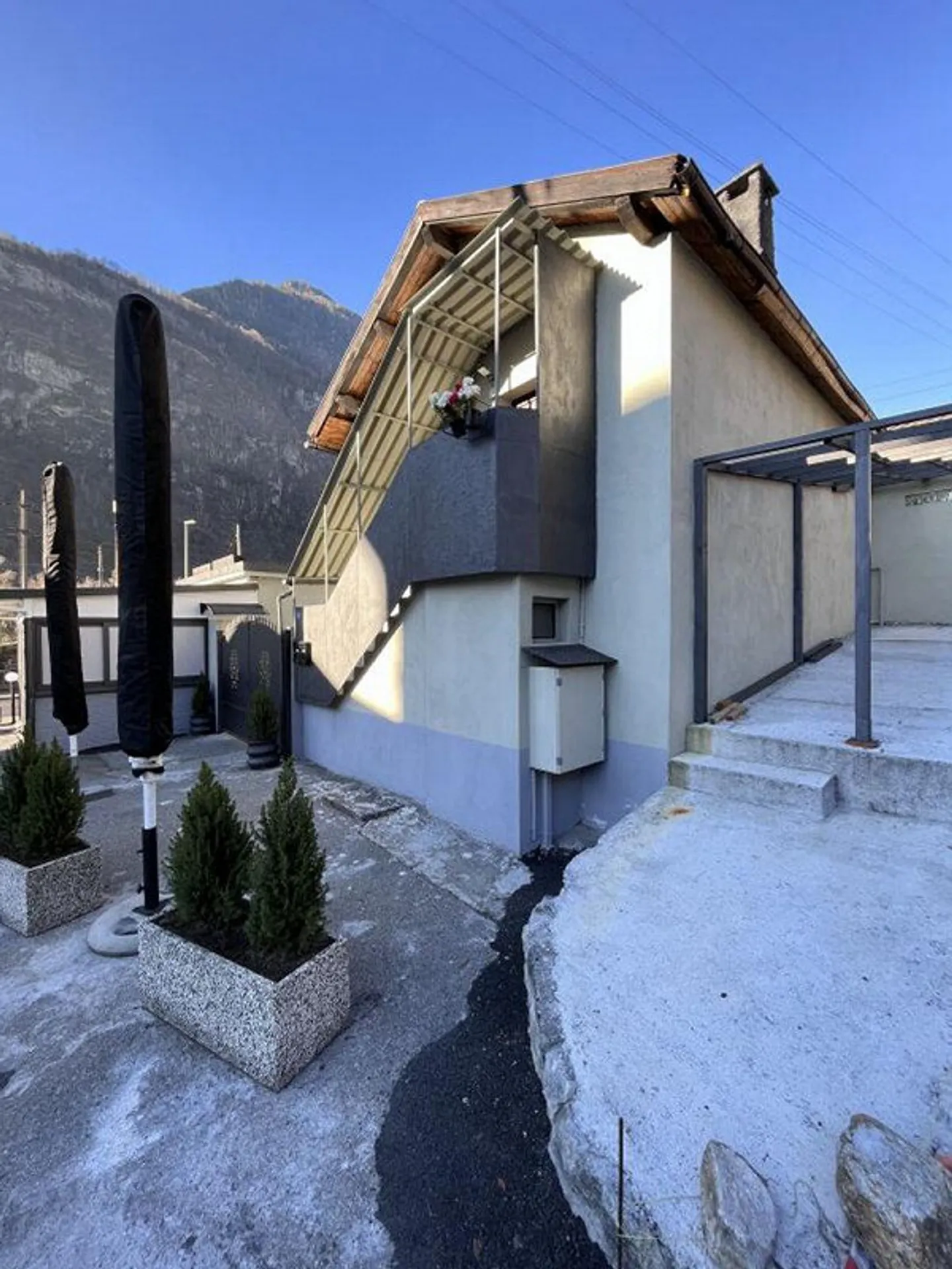 Stabile a reddito con ristorante, appartamenti e zona parcheggi con... - Foto 8 di 12