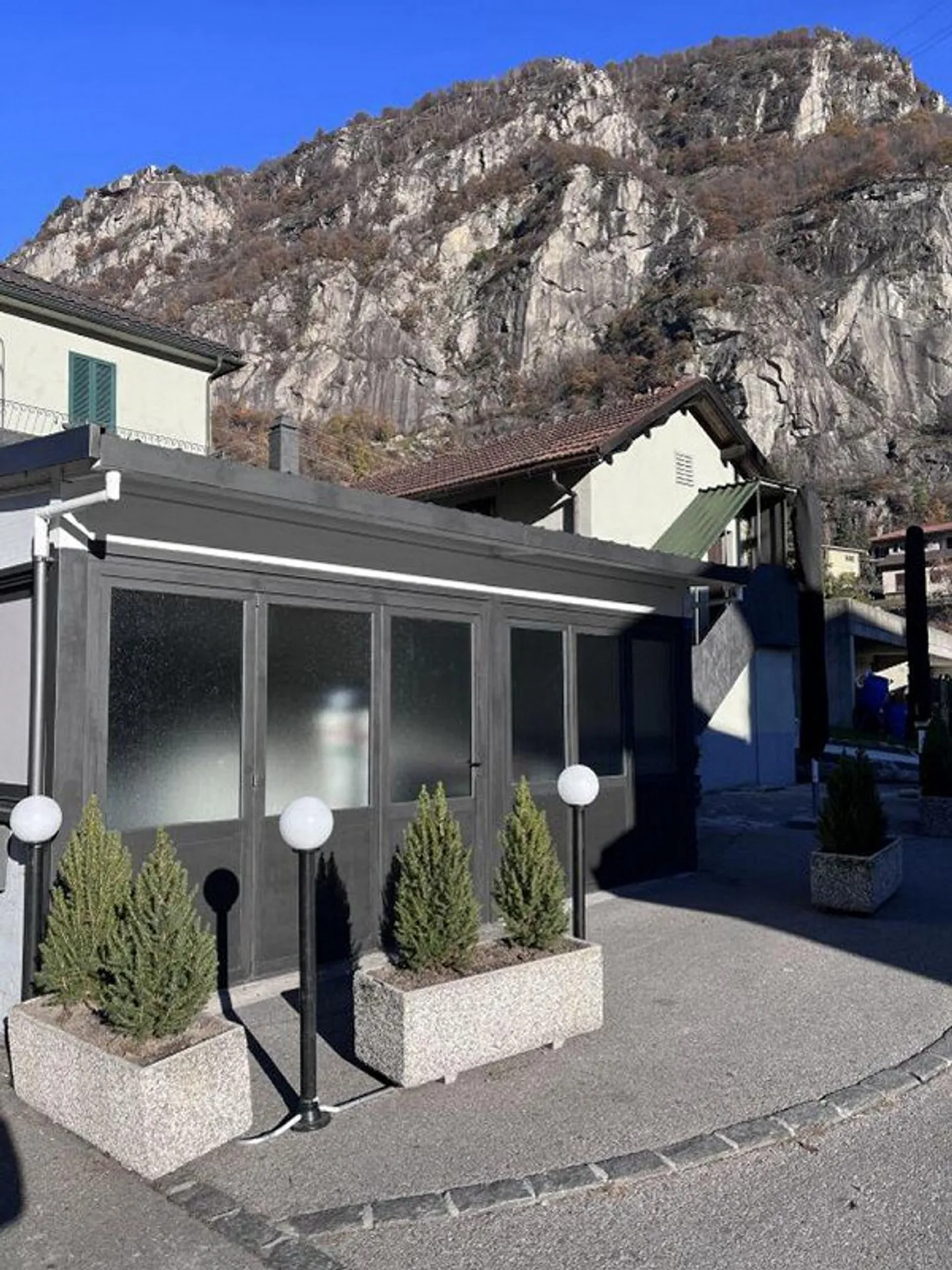 Stabile a reddito con ristorante, appartamenti e zona parcheggi con... - Foto 11 di 12