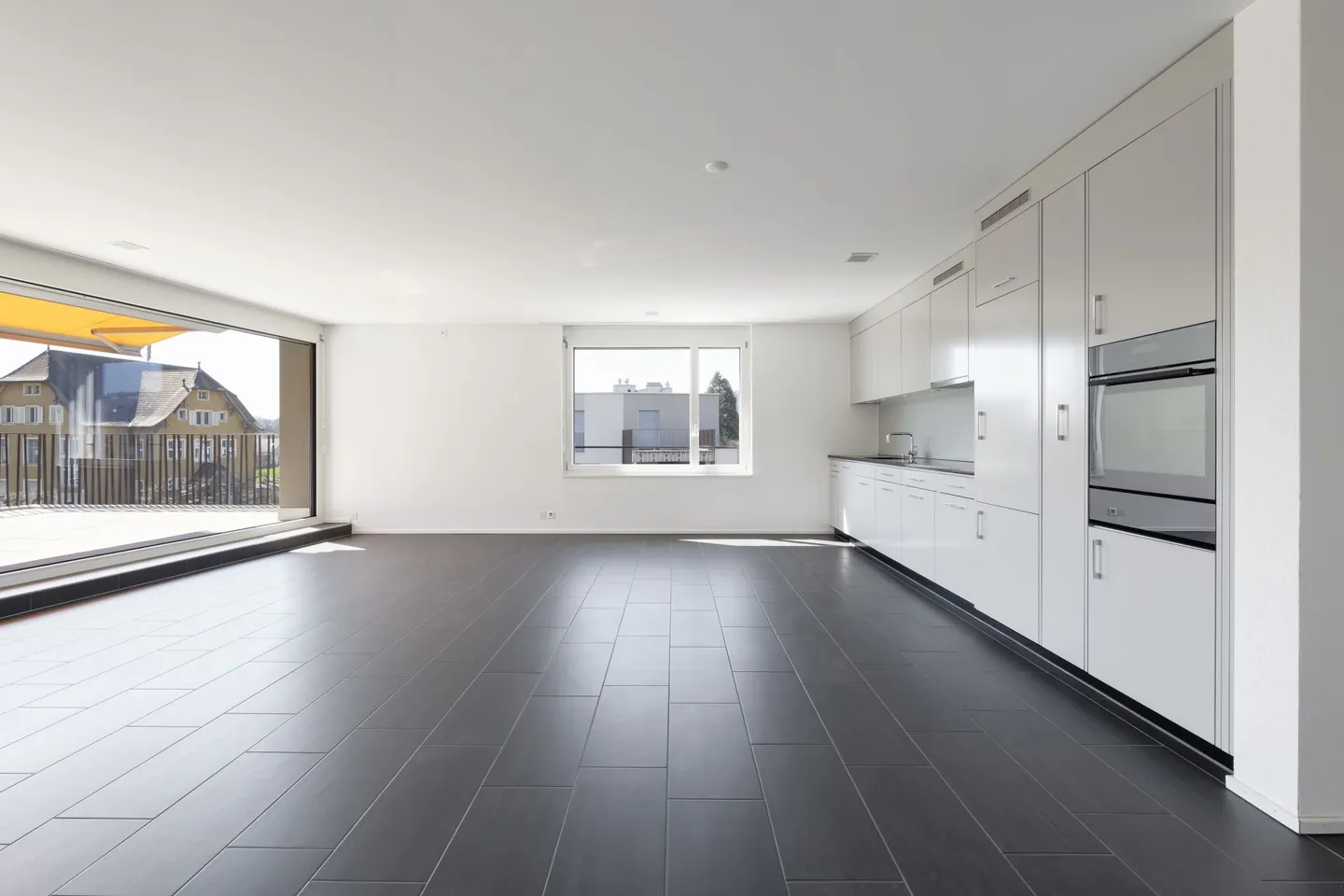 Attikawohnung mit wunderschöner Fernsicht auf 2 separaten Terrassen - Foto 1 von 14