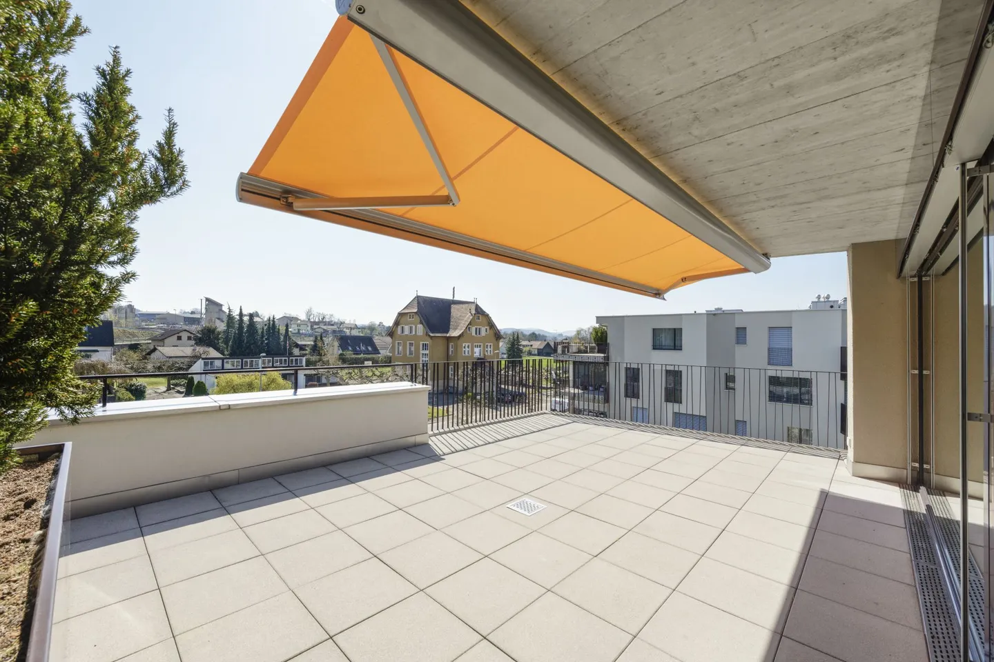 Attikawohnung mit wunderschöner Fernsicht auf 2 separaten Terrassen - Foto 2 von 14