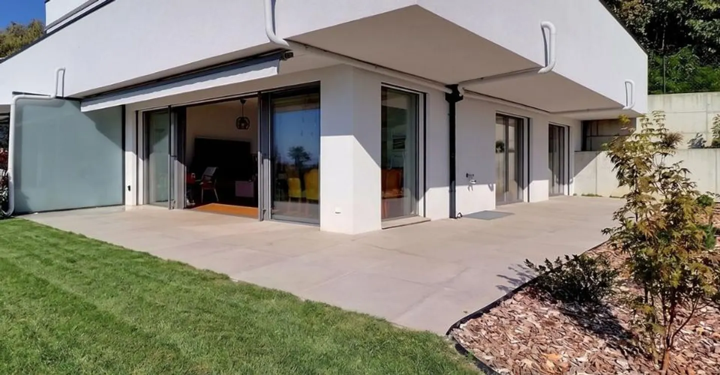 Wunderschöne Gelegenheit! Neuere Wohnung mit zwei Schlafzimmern, Terrasse und Garten, Panoramablick auf den See und die Alpen, ein Außenparkplatz. - Foto 2 von 4