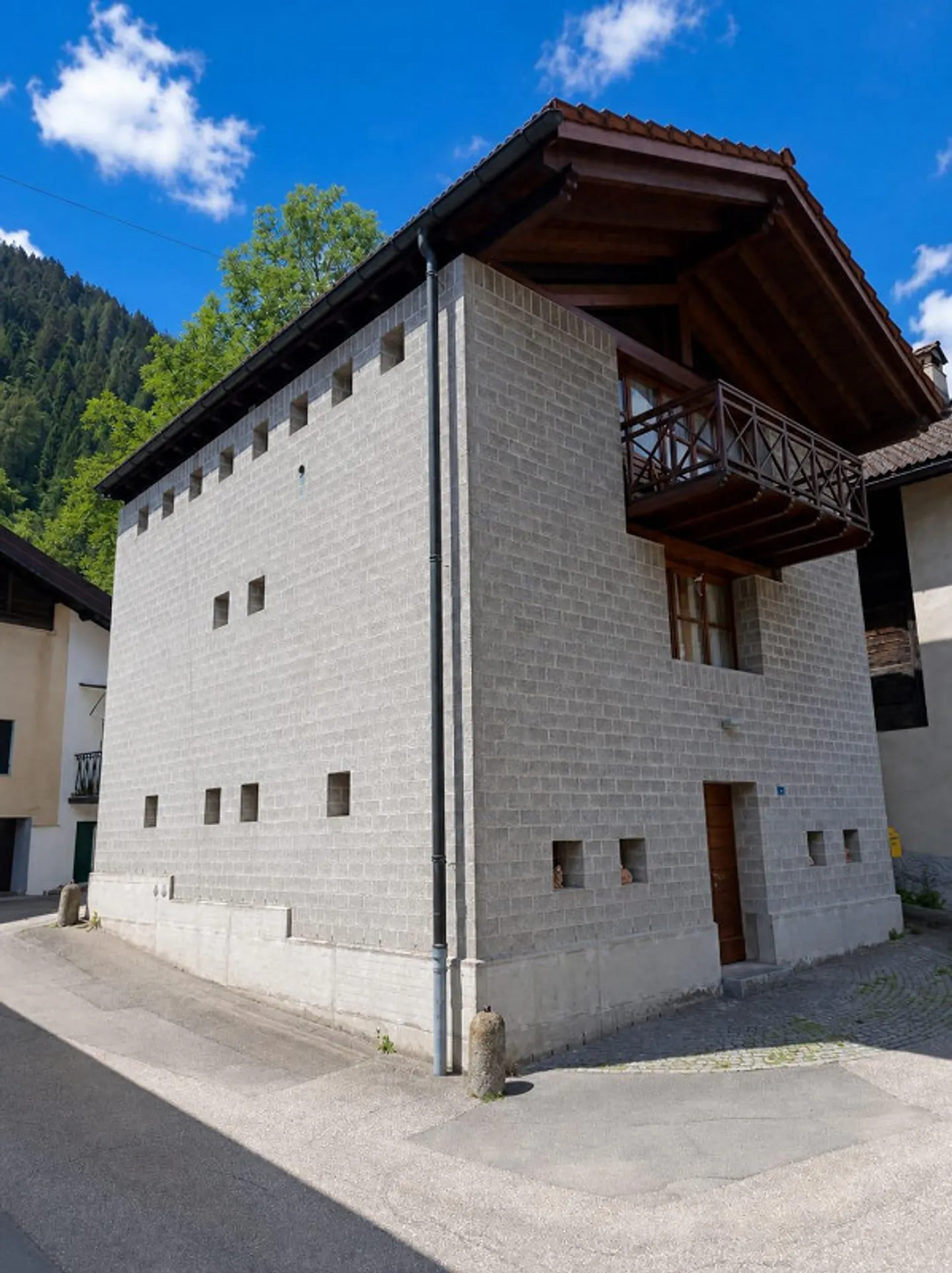 Zeitgenössisches Haus in Ambrì - Foto 2 von 14