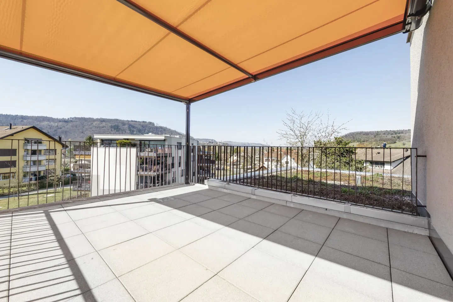 Attikawohnung mit wunderschöner Fernsicht auf 2 separaten Terrassen - Foto 9 von 14