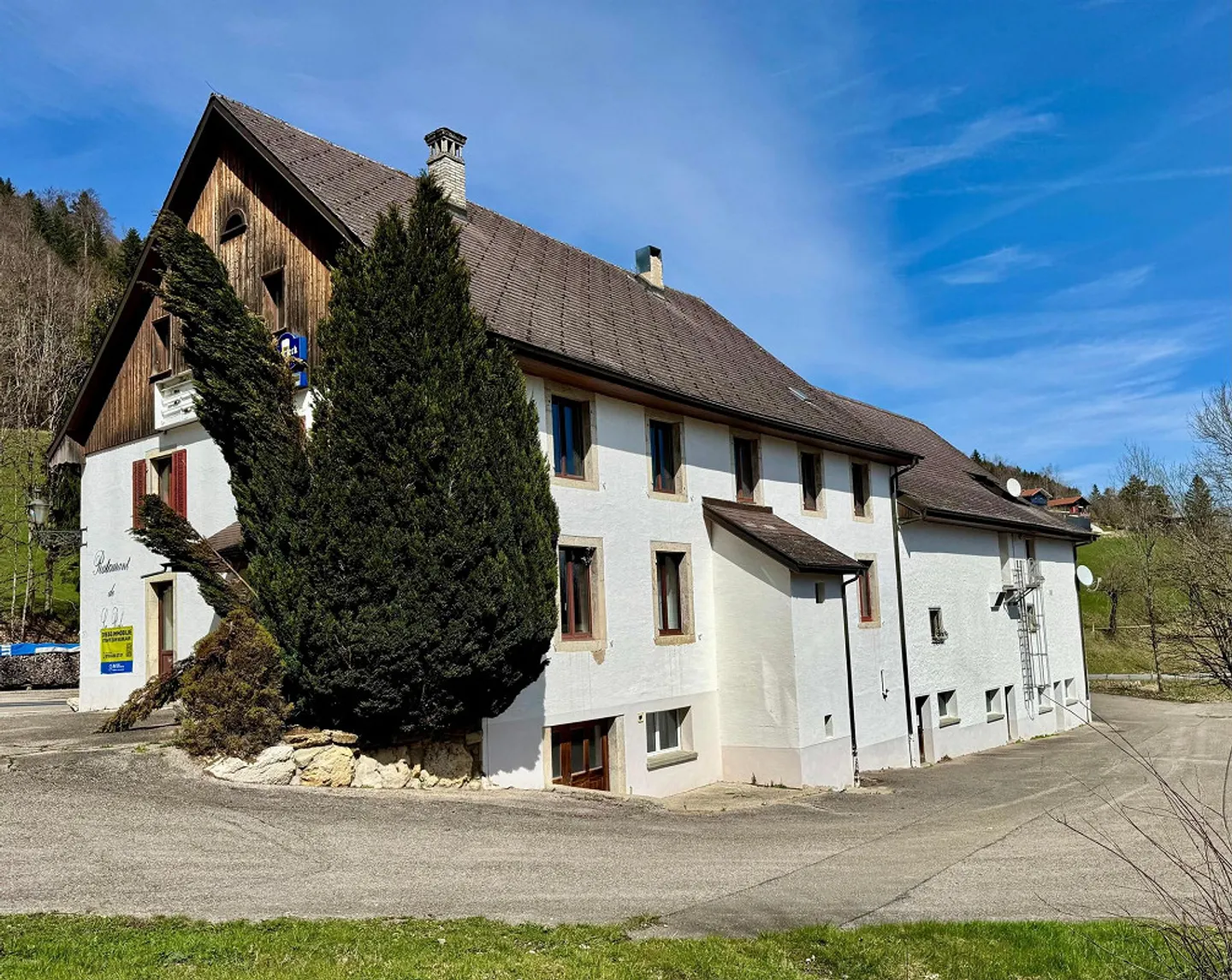 22-Room Investment Property in Glovelier – Unique Opportunity - Photo 1 of 13
