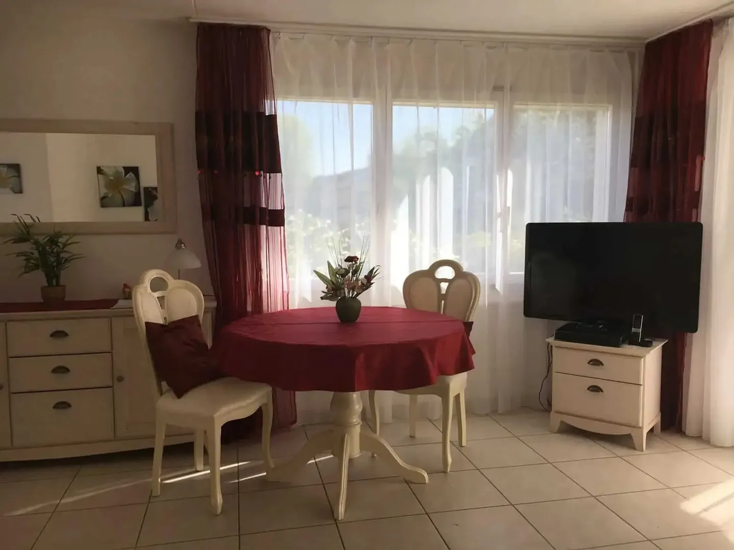 Appartement lumineux de 2,5 pièces avec confort moderne au cœur de Dielsdorf - Photo 1 sur 8