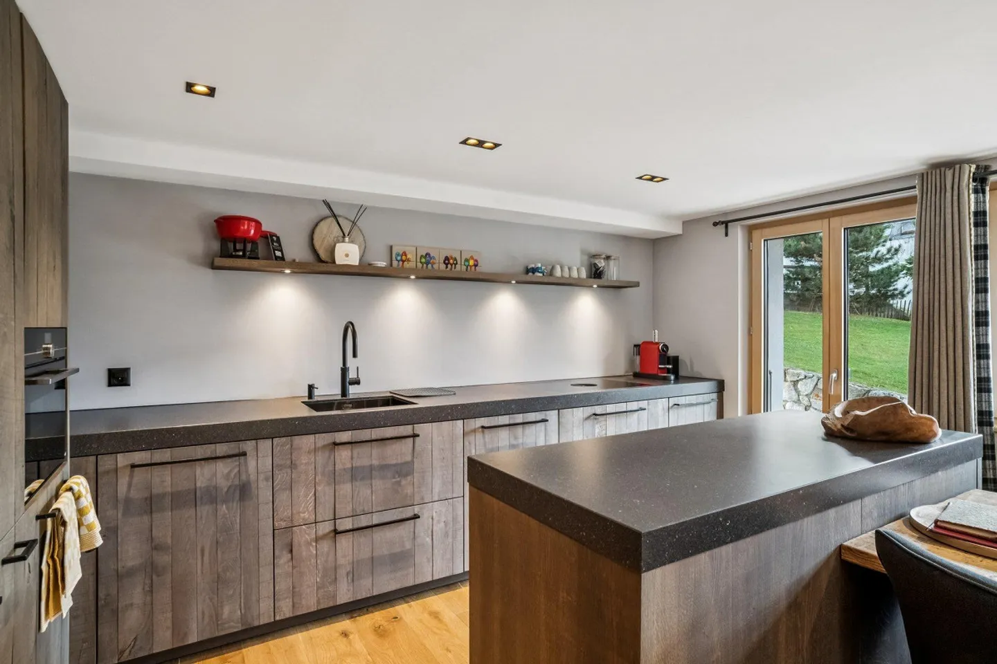 Appartement en terrasse ensoleillée dans le style chalet avec panorama sur les montagnes - Photo 3 sur 13