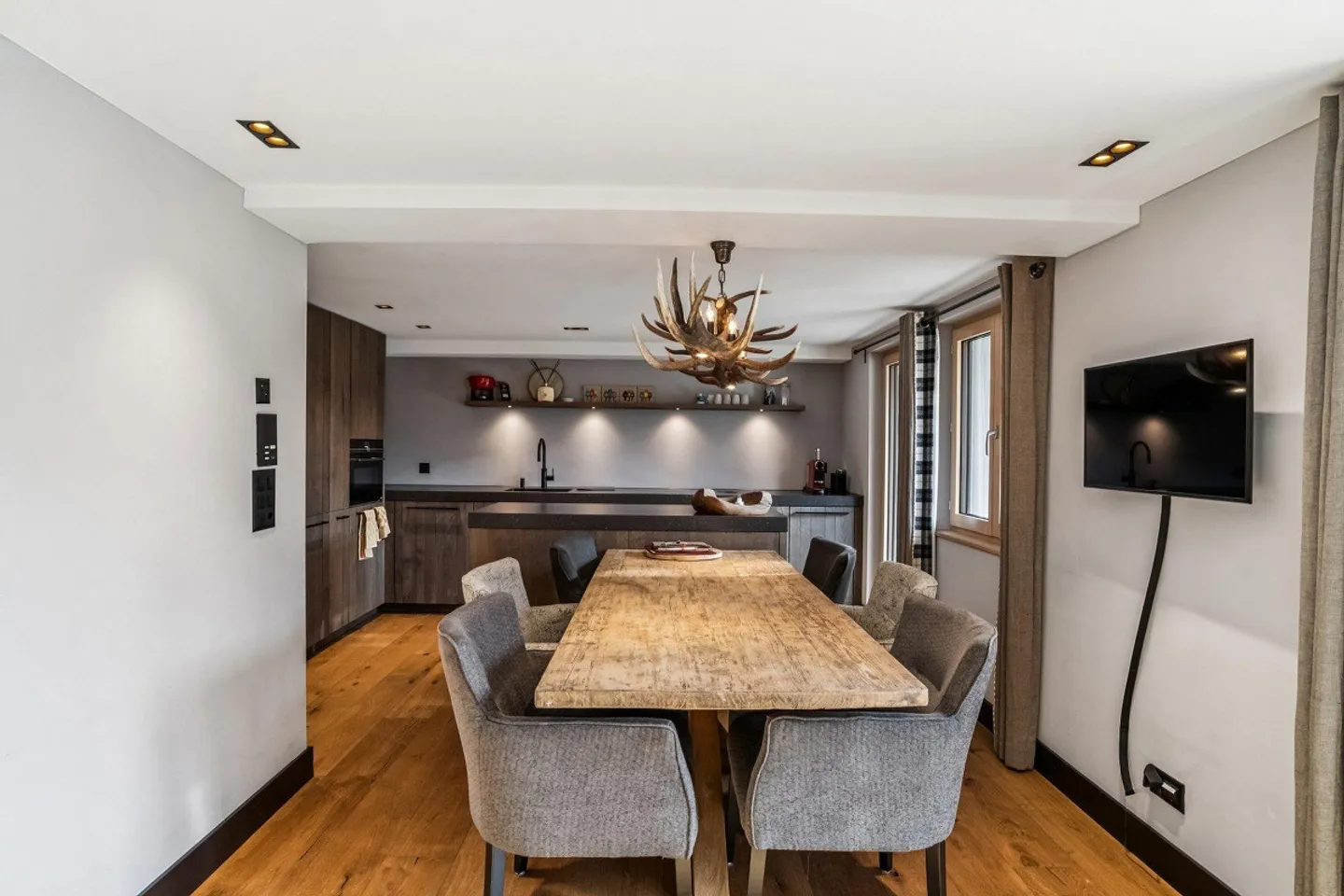 Appartement en terrasse ensoleillée dans le style chalet avec panorama sur les montagnes - Photo 4 sur 13