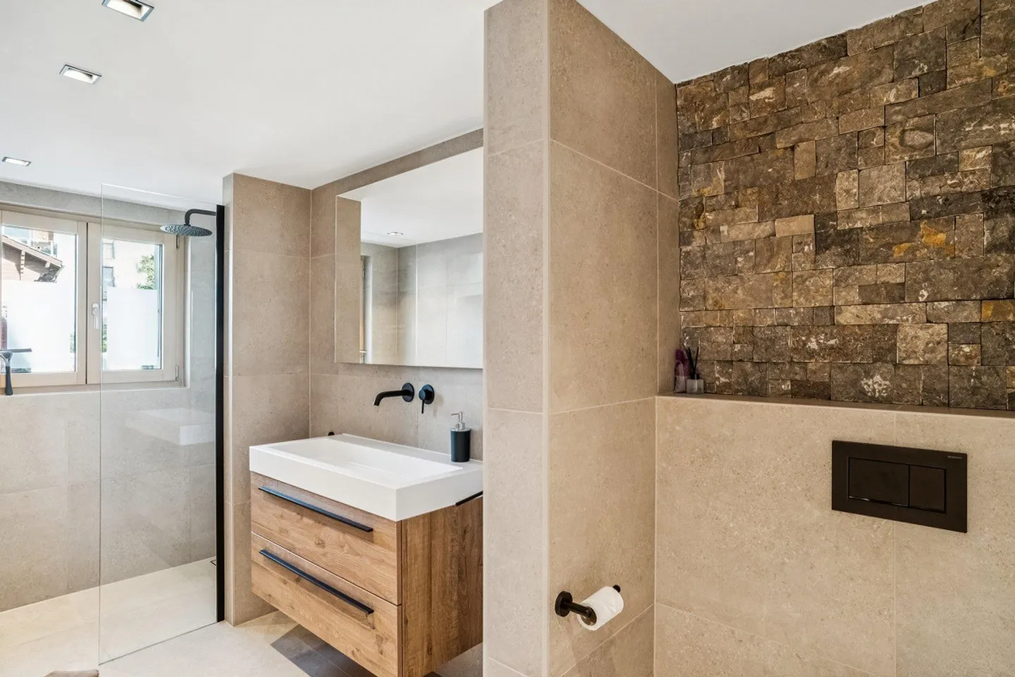 Appartement en terrasse ensoleillée dans le style chalet avec panorama sur les montagnes - Photo 9 sur 13