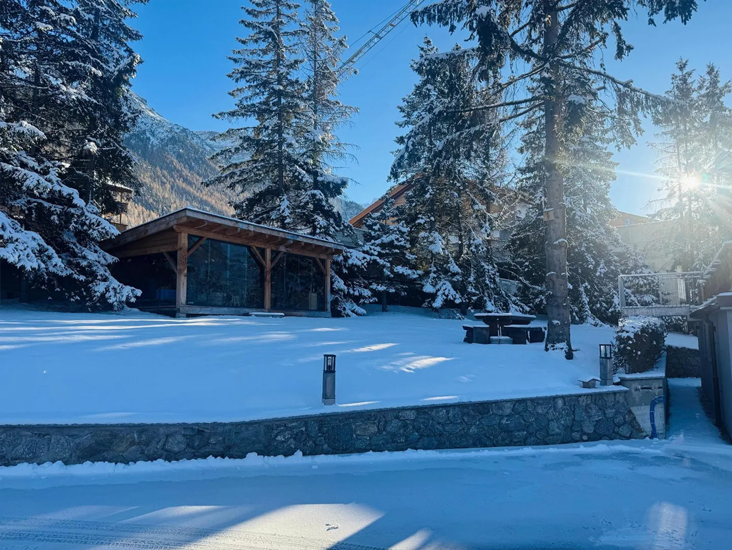 Appartement en terrasse ensoleillée dans le style chalet avec panorama sur les montagnes - Photo 11 sur 13