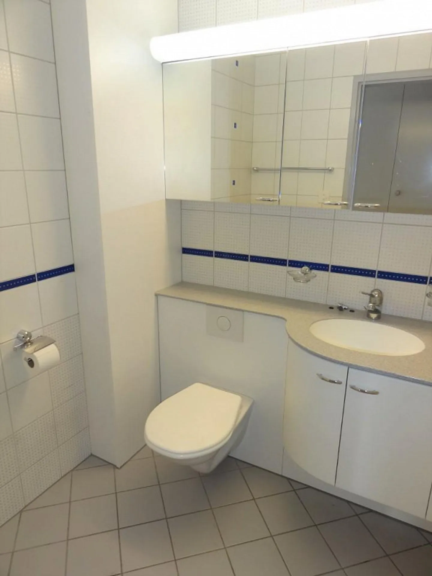 Modern 2.5 room apartment near shopping center - Photo 2 of 9