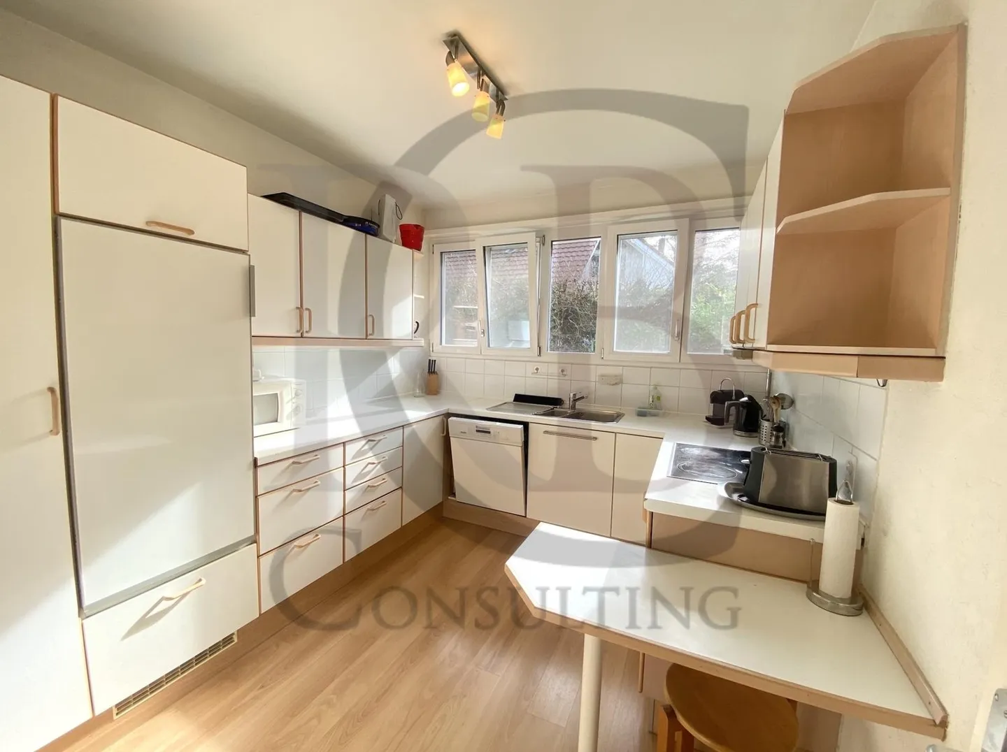 Villa on the lakeshore, with a spacious garden - Photo 5 of 9