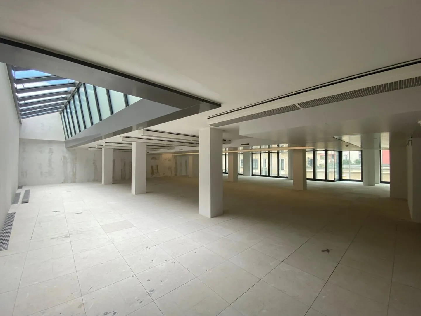 Surfaces administratives au bord du lac - Photo 2 sur 8