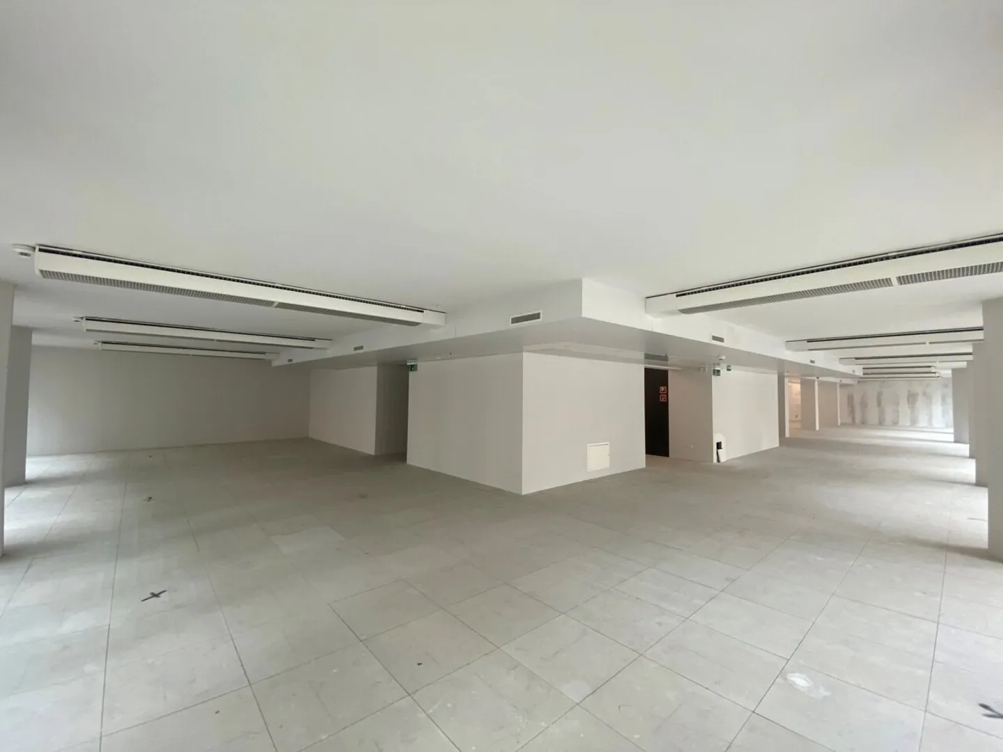 Surfaces administratives au bord du lac - Photo 3 sur 8
