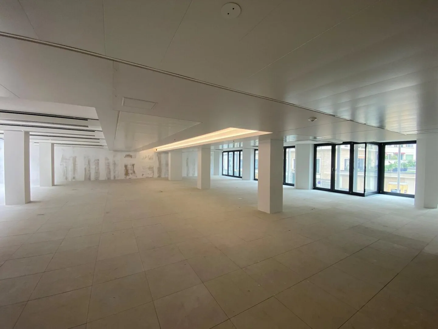 Surfaces administratives au bord du lac - Photo 4 sur 8