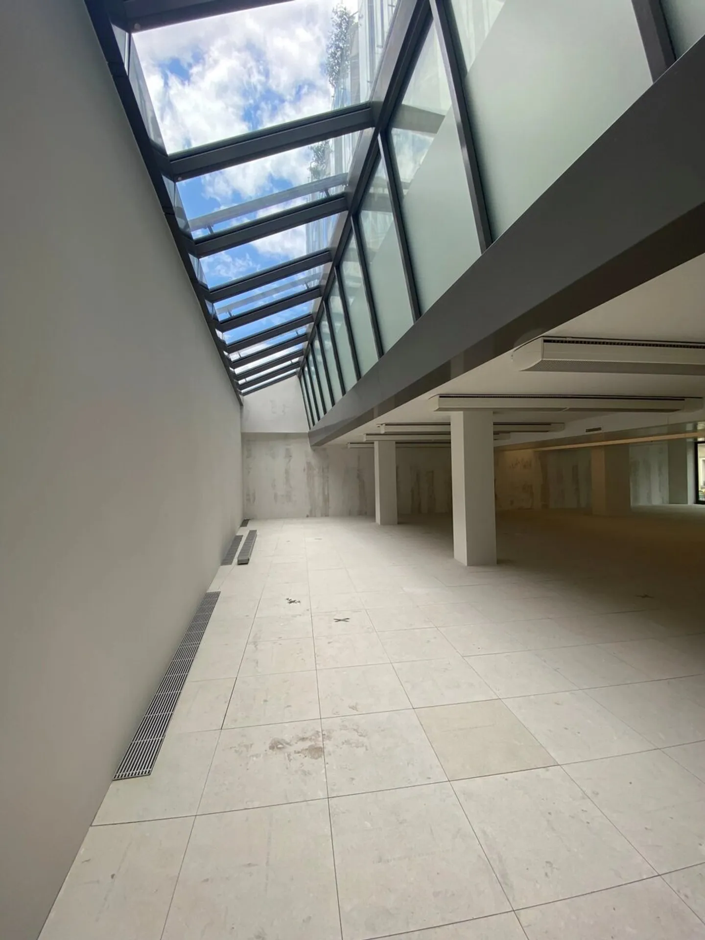 Surfaces administratives au bord du lac - Photo 7 sur 8