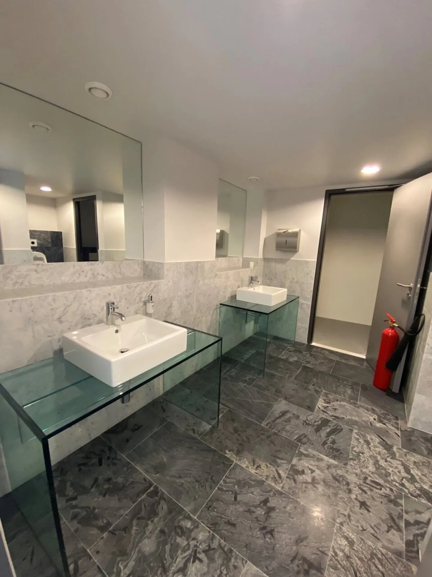 Surfaces administratives au bord du lac - Photo 8 sur 8