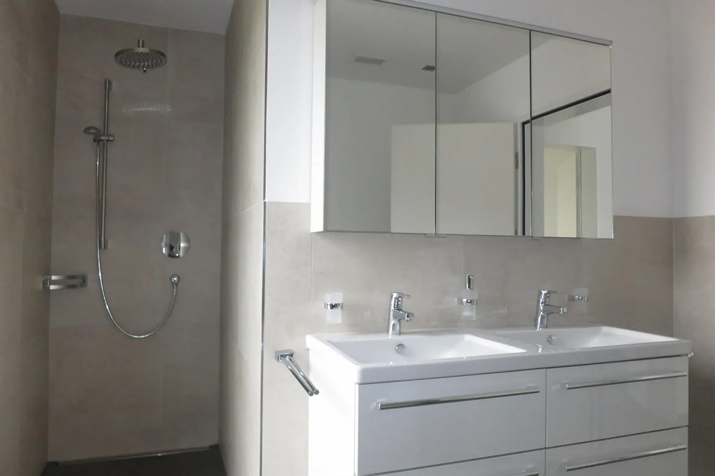 Appartamento moderno al piano terra con posti a sedere nel giardino - Foto 5 di 15