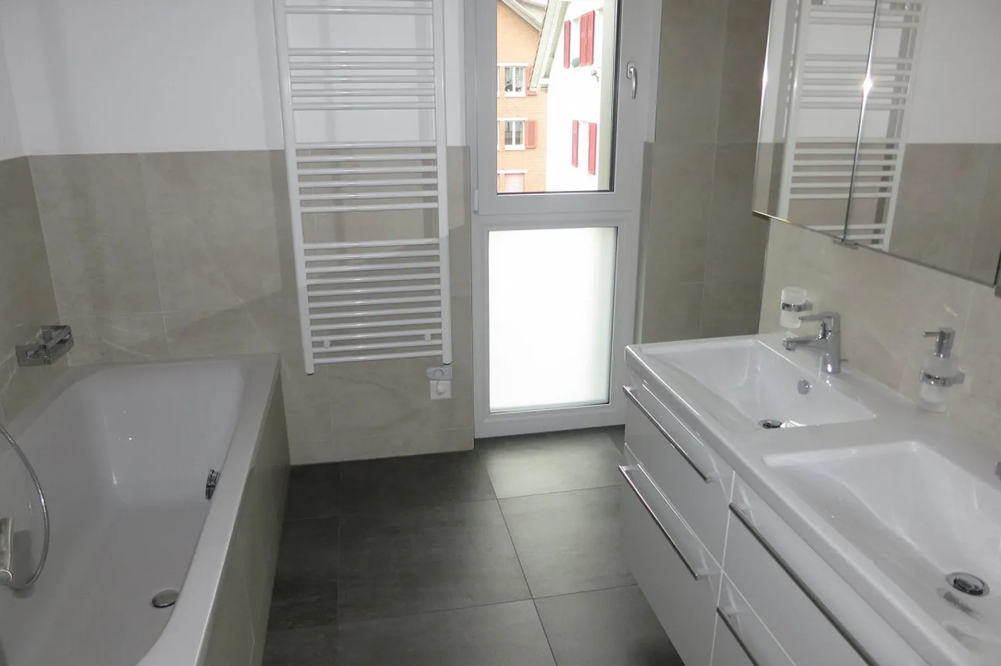 Appartamento moderno al piano terra con posti a sedere nel giardino - Foto 6 di 15