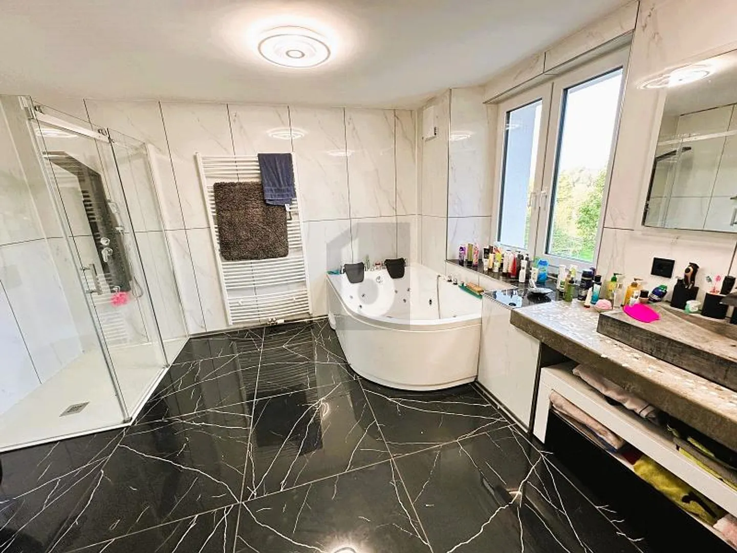 Modern Apartment with Terrace - Photo 5 of 6