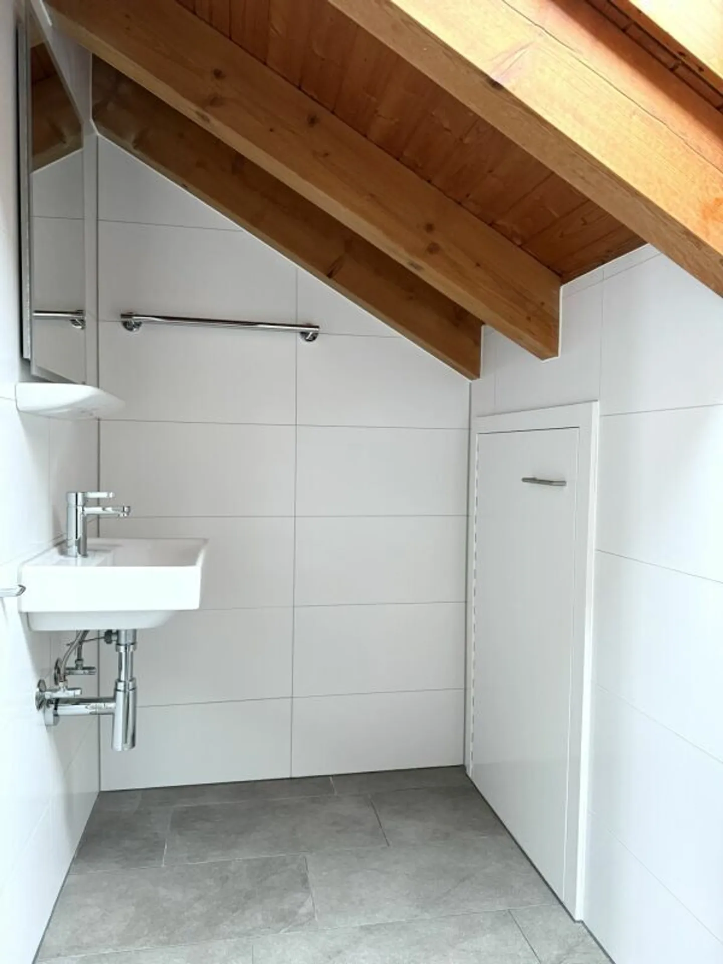 Spacious and bright penthouse apartment with two sunny balconies - First occupancy after loving overall renovation - Photo 12 of 15