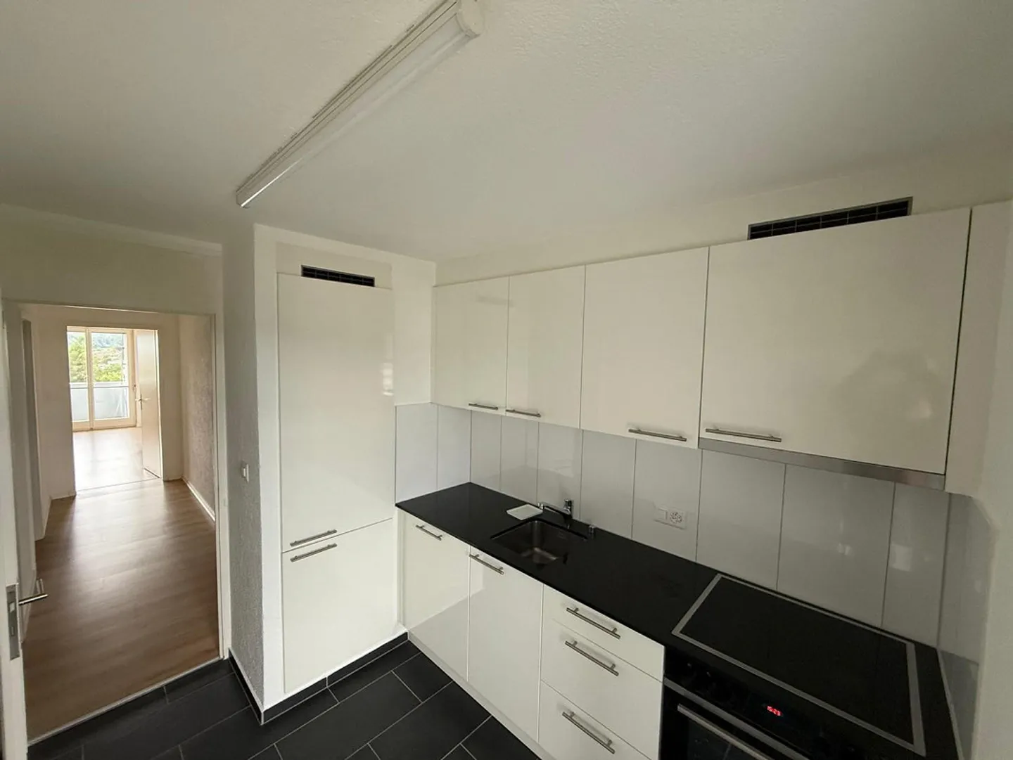 Appartement rénové de 5 pièces à louer à Spreitenbach ! - Photo 3 sur 13